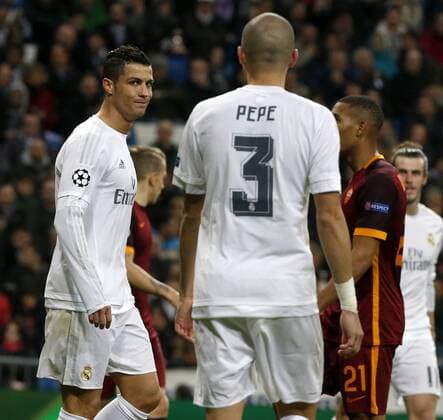 Real Madrid Portuguese forward Cristiano Ronaldo (L) and team mate Pepe (R) during the Champions League round 16 match held at Santiago Bernabeu stadium in Madrid, Spain, 8 March 2016. REAL MADRID VS ROMA !ACHTUNG: NUR REDAKTIONELLE NUTZUNG!  GRA423 20160308-635930722625723061