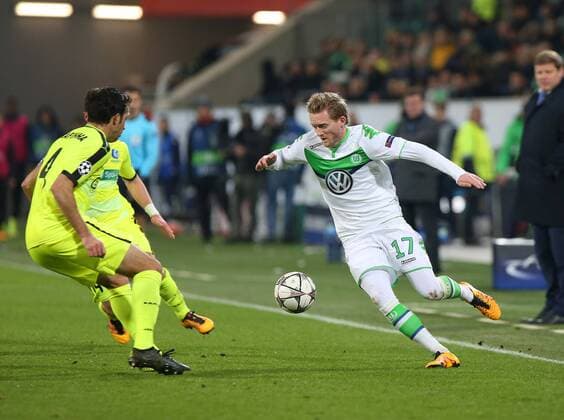 Wolfsburg VfL vs Gent, CL Wolfsburg, Deutschland. 08.03.2016, FUßBALL - VfL Wolfsburg vs KAA Gent, Champions League, Saison 2015-2016, Volkswagen Arena. Bild zeigt: Andre Schürrle (VfL Wolfsburg), Rafael Scapini de Almeida (KAA Gent)