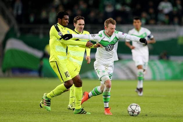 Wolfsburg, 8. März 2016 - Fußball, UEFA Champions League 2015 16, VfL Wolfsburg - KAA Gent: Renato Cardoso Porto Neto (KAA Gent, 10), Maximilian Arnold (VfL Wolfsburg, 27) 