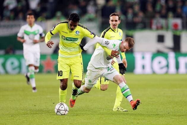 Wolfsburg, 8. März 2016 - Fußball, UEFA Champions League 2015 16, VfL Wolfsburg - KAA Gent: Renato Cardoso Porto Neto (KAA Gent, 10), Maximilian Arnold (VfL Wolfsburg, 27) 