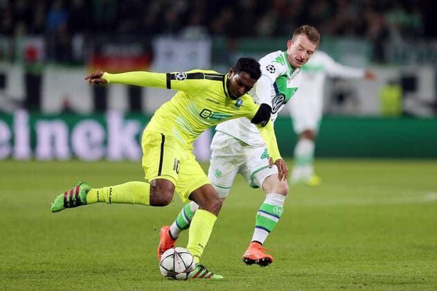 Wolfsburg, 8. März 2016 - Fußball, UEFA Champions League 2015 16, VfL Wolfsburg - KAA Gent: Renato Cardoso Porto Neto (KAA Gent, 10), Maximilian Arnold (VfL Wolfsburg, 27) 