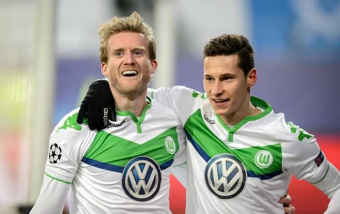 Bilder des Tages - Sport 8. Maerz 2016: Wolfsburg, Volkswagen Arena: Fussball UEFA Champions League: VfL Wolfsburg - KAA Gent: Wolfsburgs Andre Schuerrle (l) jubelt ueber seinen Treffer zum 1:0 mit Julian Draxler.