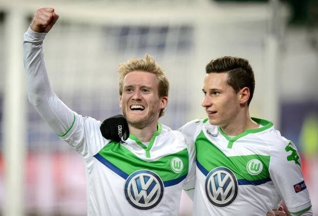 8. Maerz 2016: Wolfsburg, Volkswagen Arena: Fussball UEFA Champions League: VfL Wolfsburg - KAA Gent: Wolfsburgs Andre Schuerrle (l) jubelt ueber seinen Treffer zum 1:0 mit Julian Draxler.