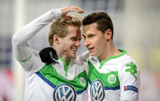 8. Maerz 2016: Wolfsburg, Volkswagen Arena: Fussball UEFA Champions League: VfL Wolfsburg - KAA Gent: Wolfsburgs Andre Schuerrle (l) jubelt ueber seinen Treffer zum 1:0 mit Julian Draxler.