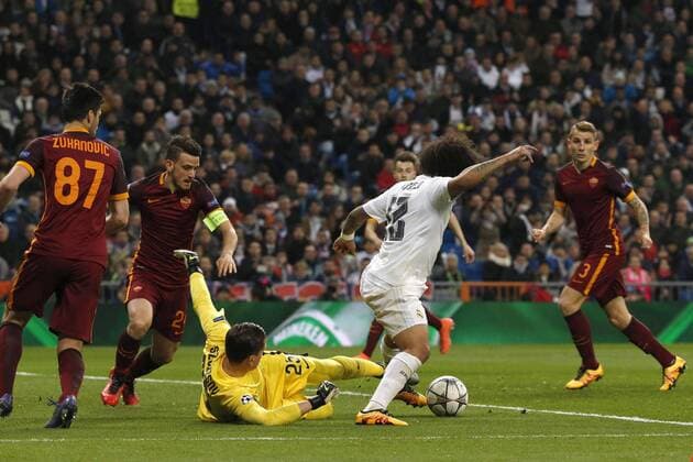 Real Madrid Brazilian defense Marcelo Vieira (2R) and Roma Polish goalkeeper Wojciech Szczesny (3L) during the Champions League round 16 match held at Santiago Bernabeu stadium in Madrid, Spain, 8 March 2016. REAL MADRID VS ROMA !ACHTUNG: NUR REDAKTIONELLE NUTZUNG!  GRA423 20160308-635930727174297061