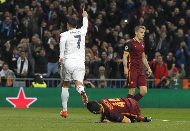 Real Madrid Portuguese forward Cristiano Ronaldo celebrates the first goal before Roma during the Champions League round 16 match held at Santiago Bernabeu stadium in Madrid, Spain, 8 March 2016. REAL MADRID VS ROMA !ACHTUNG: NUR REDAKTIONELLE NUTZUNG!  GRA423 20160308-635930731173201061