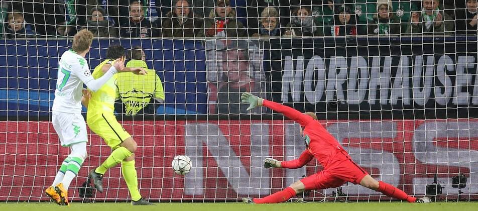 Hier erzielt Andre Schuerrle (VfL Wolfsburg) das 1-0 gegen Matz Sels (KAA Gent)