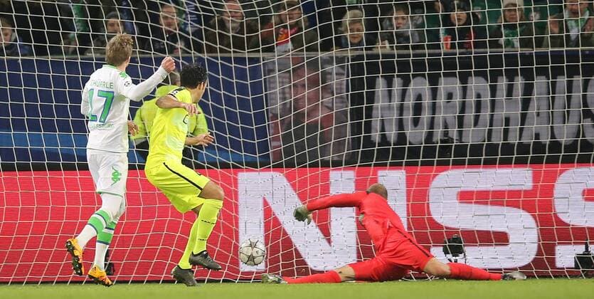 Hier erzielt Andre Schuerrle (VfL Wolfsburg) das 1-0 gegen Matz Sels (KAA Gent)