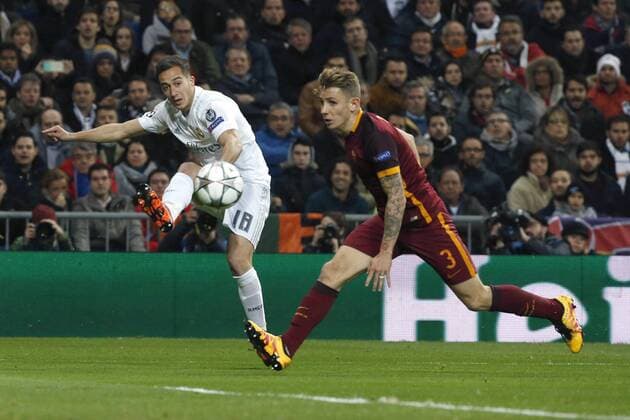 Real Madrid forward Lucas Vazquez (L) and Roma French defense Lucas Digne fight for the ball during the Champions League round 16 match held at Santiago Bernabeu stadium in Madrid, Spain, 8 March 2016. REAL MADRID VS ROMA !ACHTUNG: NUR REDAKTIONELLE NUTZUNG!  GRA423 20160308-635930733154557061