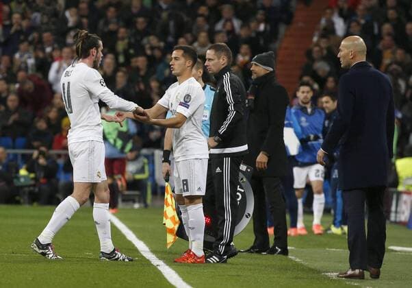 Real Madrid Welsh Gareth Bale (L) greets midfielder Lucas Vazquez during the Champions League round 16 match held at Santiago Bernabeu stadium in Madrid, Spain, 8 March 2016. REAL MADRID VS ROMA !ACHTUNG: NUR REDAKTIONELLE NUTZUNG!  GRA423 20160308-635930733169845061