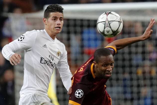 Real Madrid Colombian midfielder James Rodriguez (L) and Roma Seydou Keita fight for the ball during the Champions League round 16 match held at Santiago Bernabeu stadium in Madrid, Spain, 8 March 2016. REAL MADRID VS ROMA !ACHTUNG: NUR REDAKTIONELLE NUTZUNG!  GRA423 20160308-635930735247765061