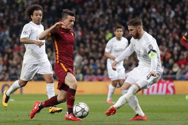 Real Madrid Sergio Ramos (R) and Roma Bosnian forward Edin Dzeko fight for the ball during the Champions League round 16 match held at Santiago Bernabeu stadium in Madrid, Spain, 8 March 2016. REAL MADRID VS ROMA !ACHTUNG: NUR REDAKTIONELLE NUTZUNG!  GRA423 20160308-635930735265393061