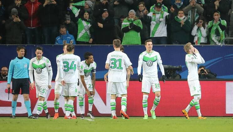 Andre Schuerrle (VfL Wolfsburg) bejubelt sein 1-0, links Julian Draxler (VfL Wolfsburg)