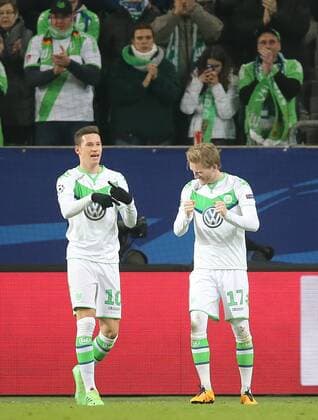 Andre Schuerrle (VfL Wolfsburg) bejubelt sein 1-0, links Julian Draxler (VfL Wolfsburg)