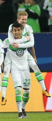Andre Schuerrle (VfL Wolfsburg) und Luiz Gustavo (VfL Wolfsburg) freuen sich