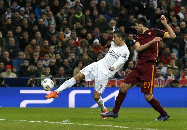 Real Madrid Portuguese forward Cristiano Ronaldo (L) and Roma Bosnian defense Ervin Zukanovic fight for the ball during the Champions League round 16 match held at Santiago Bernabeu stadium in Madrid, Spain, 8 March 2016. REAL MADRID VS ROMA !ACHTUNG: NUR REDAKTIONELLE NUTZUNG!  GRA423 20160308-635930739054321061