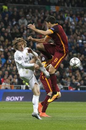 Real Madrid midfielder Luka Modric (L) and Roma Diego Perotti fight for the ball during the Champions League round 16 match held at Santiago Bernabeu stadium in Madrid, Spain, 8 March 2016. REAL MADRID VS ROMA !ACHTUNG: NUR REDAKTIONELLE NUTZUNG!  GRA423 20160308-635930739679257061