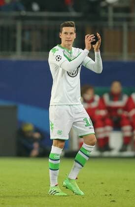 Dank an die Fans bei seiner Auswechslung kurz nach dem 1-0 Julian Draxler (VfL Wolfsburg)
