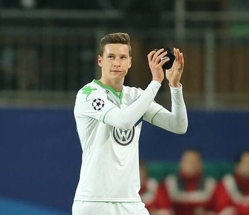 Dank an die Fans bei seiner Auswechslung kurz nach dem 1-0 Julian Draxler (VfL Wolfsburg)