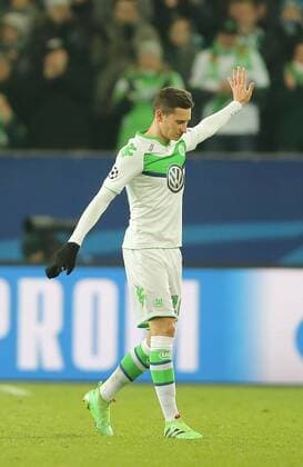 Dank an die Fans bei seiner Auswechslung kurz nach dem 1-0 Julian Draxler (VfL Wolfsburg)