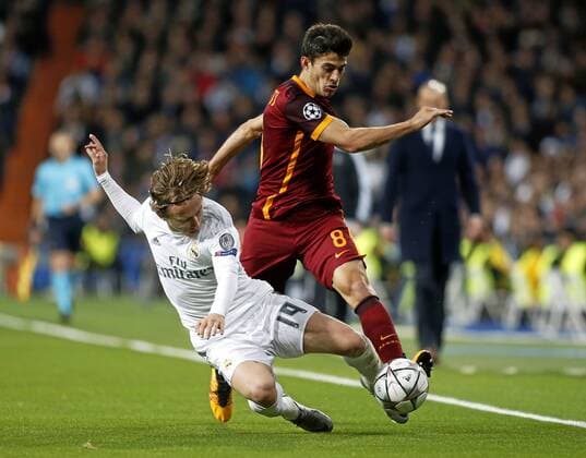 Fußball, Champions League, Real Madrid schlägt AS Rom 2:0 Second leg match of the 1 8 of the Champions League played between Real Madrid and AS Rom. In this picture, Dzeko and Sergio Ramos. xJosexA.xGarciax 