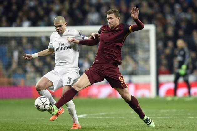 Fußball, Champions League 2015 2016, Real Madrid - AS Rom Edin Dzeko-Pepe 
