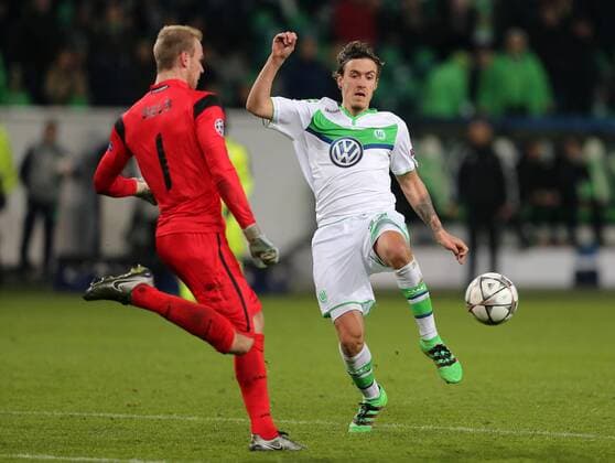 Wolfsburg, 8. März 2016 - Fußball, UEFA Champions League 2015 16, VfL Wolfsburg - KAA Gent: Matz Sels (KAA Gent, 1), Max Kruse (VfL Wolfsburg, 11) 