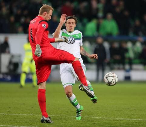 Wolfsburg, 8. März 2016 - Fußball, UEFA Champions League 2015 16, VfL Wolfsburg - KAA Gent: Matz Sels (KAA Gent, 1), Max Kruse (VfL Wolfsburg, 11) 