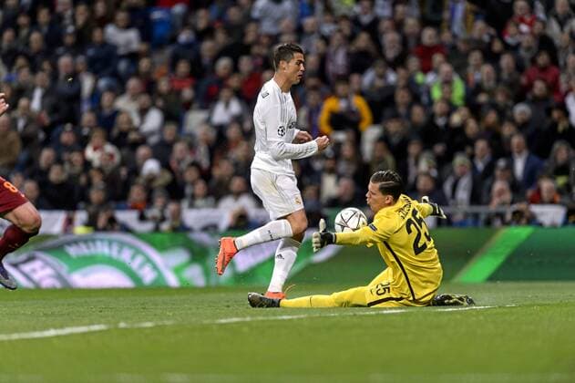 Second leg match of the 1 8 of the Champions League played between Real Madrid and AS Rom. In this picture, Cristiano Ronaldo and Szczesny.. xDIEGOxGxSOUTOx 