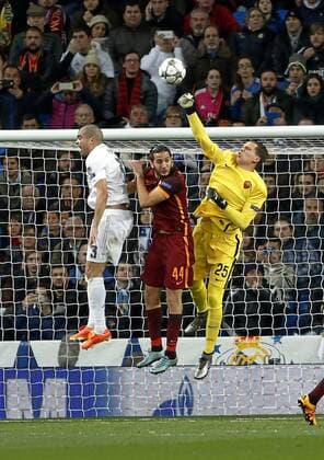 Second leg match of the 1 8 of the Champions League played between Real Madrid and AS Rom. In this picture, Pepe, Szczesny and Manolas. xJOSExA.xGARCIAx 