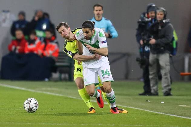 Zweikampf - Ricardo Rodriguez (VfL Wolfsburg) gegen Brecht Dejaegere (KAA Gent) - Champions League Achtelfinale Saison 2015-2016 VfL Wolfsburg vs. KAA Gent in der Volkswagen Arena in Wolfsburg - Aktion,Deutschland, Fussball, Mann,Männer,08.03.2016