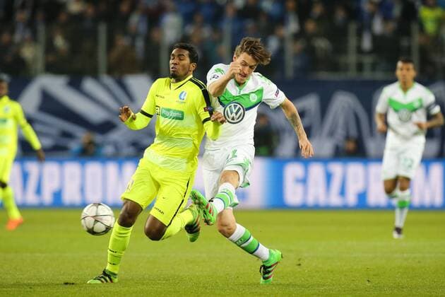Zweikampf - Max Kruse (VfL Wolfsburg) gegen Renato Neto (KAA Gent) - Champions League Achtelfinale Saison 2015-2016 VfL Wolfsburg vs. KAA Gent in der Volkswagen Arena in Wolfsburg - Aktion,Deutschland, Fussball, Mann,Männer,08.03.2016