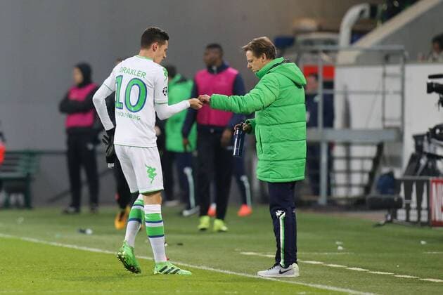 Julian Draxler (VfL Wolfsburg) holt sich Dextrose vom Betreuer - Champions League Achtelfinale Saison 2015-2016 VfL Wolfsburg vs. KAA Gent in der Volkswagen Arena in Wolfsburg - Aktion,Deutschland, Fussball, Mann,Männer,08.03.2016