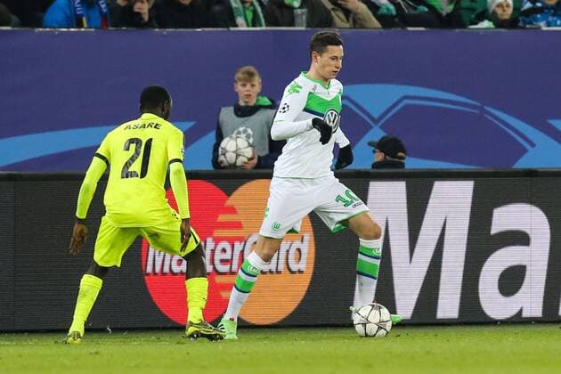 Zweikampf - Julian Draxler (VfL Wolfsburg) gegen Nana Asare (KAA Gent) - Champions League Achtelfinale Saison 2015-2016 VfL Wolfsburg vs. KAA Gent in der Volkswagen Arena in Wolfsburg - Aktion,Deutschland, Fussball, Mann,Männer,08.03.2016