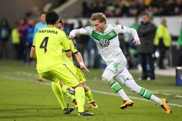 Zweikampf - Andre Schürrle (VfL Wolfsburg) gegen Rafinha (KAA Gent) - Champions League Achtelfinale Saison 2015-2016 VfL Wolfsburg vs. KAA Gent in der Volkswagen Arena in Wolfsburg - Aktion,Deutschland, Fussball, Mann,Männer,08.03.2016