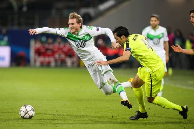 Zweikampf - Andre Schürrle (VfL Wolfsburg) gegen Rafinha (KAA Gent) - Champions League Achtelfinale Saison 2015-2016 VfL Wolfsburg vs. KAA Gent in der Volkswagen Arena in Wolfsburg - Aktion,Deutschland, Fussball, Mann,Männer,08.03.2016