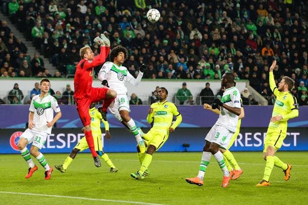 Dante (VfL Wolfsburg) zusammenprall mit Torwart Matz Sels (KAA Gent) - Champions League Achtelfinale Saison 2015-2016 VfL Wolfsburg vs. KAA Gent in der Volkswagen Arena in Wolfsburg - ,Aktion,Deutschland, Fussball, Mann,Männer,08.03.2016