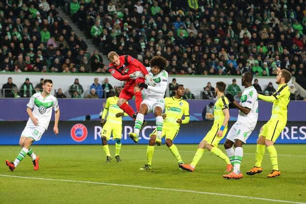 Dante (VfL Wolfsburg) zusammenprall mit Torwart Matz Sels (KAA Gent) - Champions League Achtelfinale Saison 2015-2016 VfL Wolfsburg vs. KAA Gent in der Volkswagen Arena in Wolfsburg - ,Aktion,Deutschland, Fussball, Mann,Männer,08.03.2016