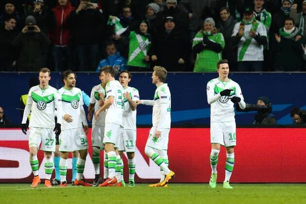 Julian Draxler (VfL Wolfsburg) zeigt an das er Ausgewechselt werden will nach dem Torjubel vonTorschütze Andre Schürrle (VfL Wolfsburg) zum 1-1 - Champions League Achtelfinale Saison 2015-2016 VfL Wolfsburg vs. KAA Gent in der Volkswagen Arena in Wolfsburg - Aktion,Deutschland, Fussball, Mann,Männer,08.03.2016