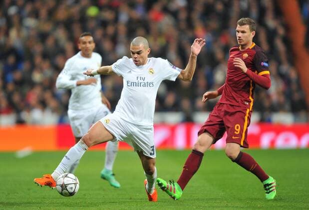 Pepe (Real Madrid) and Edin Dzeko (AS Roma) compete for the ball during the UEFA Champions League Group A match between Real Madrid and AS Roma played at Estadio Santiago Bernabeu, Madrid - FOTO : J.M.Colomo  xJ.M.Colomox xx