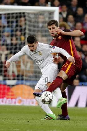 Real Madrid Colombian player James Rodriguez (L) and Roma Bosnian player Ervin Zukanovic during the Champions League round 16 match held at Santiago Bernabeu stadium in Madrid, Spain, 8 March 2016. REAL MADRID VS ROMA !ACHTUNG: NUR REDAKTIONELLE NUTZUNG!  GRA423 20160308-635930748604698276