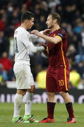 Real Madrid Colombian midfielder James Rodriguez (L) greets Roma forward Francesco Totti (L) during the Champions League round 16 match held at Santiago Bernabeu stadium in Madrid, Spain, 8 March 2016. REAL MADRID VS ROMA !ACHTUNG: NUR REDAKTIONELLE NUTZUNG!  GRA423 20160308-635930749341632828