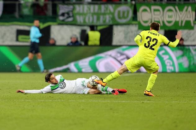 Wolfsburg, 8. März 2016 - Fußball, UEFA Champions League 2015 16, VfL Wolfsburg - KAA Gent: Ricardo Rodriguez (VfL Wolfsburg, 34), Thomas Foket (KAA Gent, 32) 
