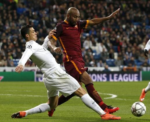 Real Madrid Portuguese forward Cristiano Ronaldo (L) and Roma Brazilian player Maicon fight for the ball during the Champions League round 16 match held at Santiago Bernabeu stadium in Madrid, Spain, 8 March 2016. REAL MADRID VS ROMA !ACHTUNG: NUR REDAKTIONELLE NUTZUNG!  GRA423 20160308-635930750082467330
