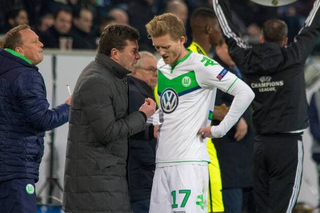 Fußball, UEFA Champions League, VfL Wolfsburg - KAA Gent; v.l. Dieter Hecking (Cheftrainer Wolfsburg) und Andre Schürrle (Wolfsburg, 17) gibt Anweisungen, gestikuliert, mit den Armen gestikulieren, gives instructions, gesticulate. xtgx