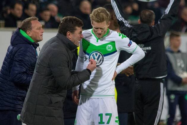 Fußball, UEFA Champions League, VfL Wolfsburg - KAA Gent; v.l. Dieter Hecking (Cheftrainer Wolfsburg) und Andre Schürrle (Wolfsburg, 17) gibt Anweisungen, gestikuliert, mit den Armen gestikulieren, gives instructions, gesticulate. xtgx