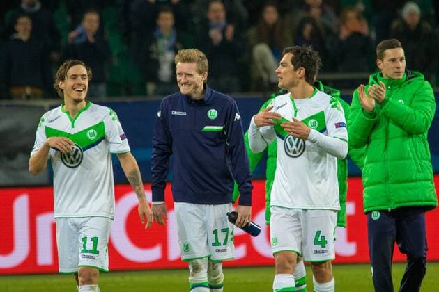 Fußball, UEFA Champions League, VfL Wolfsburg - KAA Gent; v.l. Max Kruse (Wolfsburg, 11), Andre Schürrle (Wolfsburg, 17), Marcel Schäfer (Wolfsburg, 3) Jubel nach dem Spiel, Jubel über den Sieg, Freude, Emotion, Jubel. xtgx