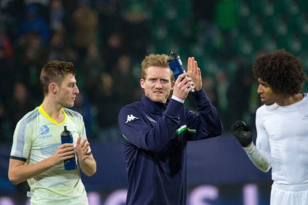 Fußball, UEFA Champions League, VfL Wolfsburg - KAA Gent; Andre Schürrle (Wolfsburg, 17) bedankt sich bei Fans, Dank, bedanken, feiern. xtgx
