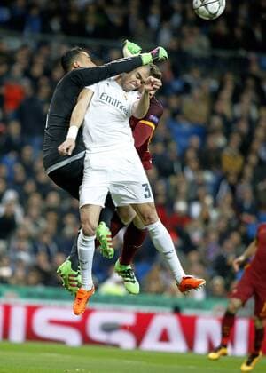 Second leg match of the 1 8 of the Champions League played between Real Madrid and AS Rom. In this picture, Keylor Navas clears the ball next Pepe. xJosexA.xGarciax 