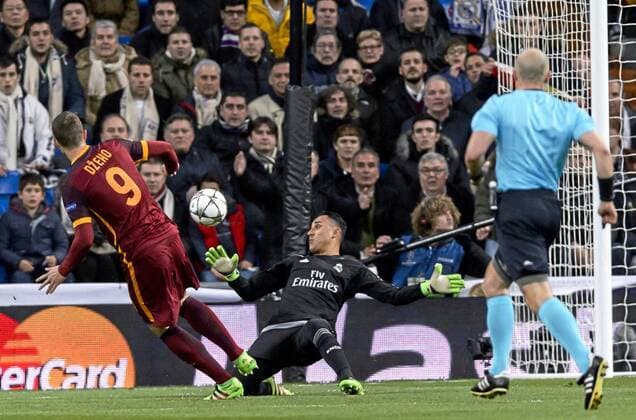 Second leg match of the 1 8 of the Champions League played between Real Madrid and AS Rom. In this picture, Dzeko and Keylor Navas. xDIEGOxGxSOUTOx 